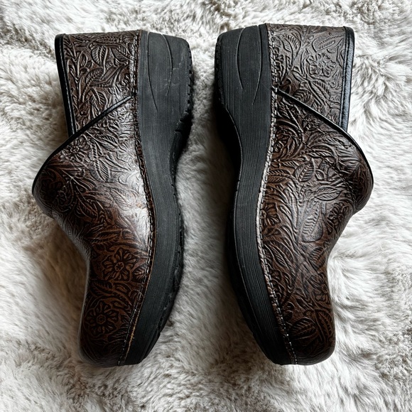 Dansko Women's XP 2.0 Brown Floral Tooled Clog Dansko size 40 (9-9.5) - Picture 5 of 8